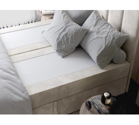 Kadr z góry na powierzchnię spania łóżka Alfa